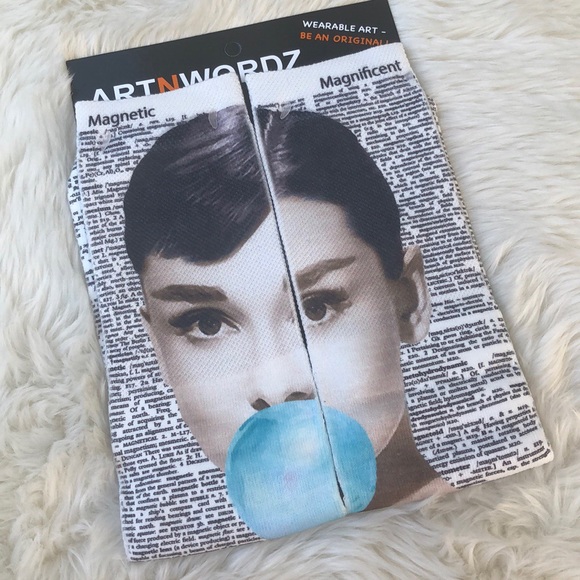 Audrey Hepburn ARTNWORDZ Wearable Art socks - Picture 3 of 8